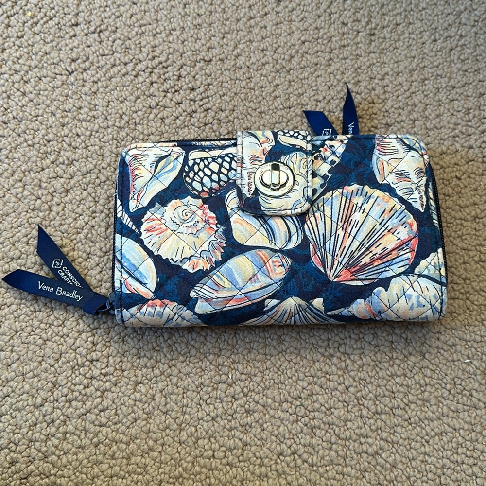 Vera Bradley - shell yeah- wallet